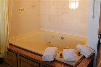 Sybaris Pool Suites Mequon Brown Deer Extérieur photo
