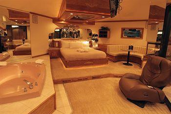 Sybaris Pool Suites Mequon Brown Deer Extérieur photo